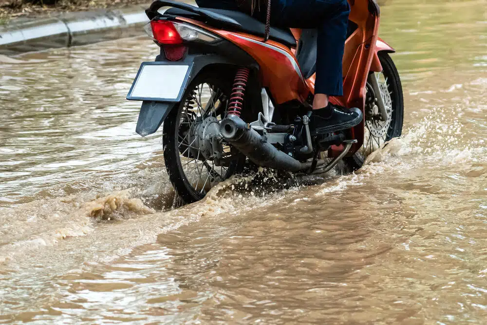 Manfaat Lakukan Pembilasan Oli Setelah Motor Terjang Banjir!